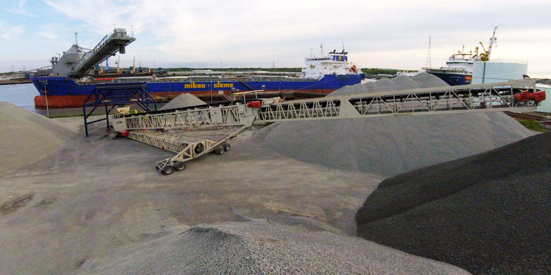 Handling Aggregates from Self-Unloading Vessels